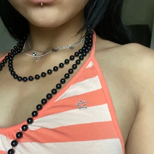 Randig topp💕 - (Garderobsrensning!) Randigt linne med knyt i nacken💕 Färgen är mer rosa eller persikofärgad än den oranga färg den har på bilden. Stl säger L men sitter lika bra på mig som har stl S. Frakt 45kr eller mötas upp i Västerås😝