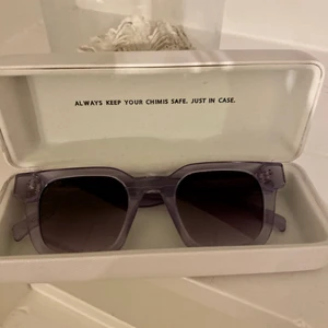 lila CHIMI glasögon  - Mycket bra skick!!! Används ett fåtal gånger köpta 2020! De har inte en skråma eller repa 