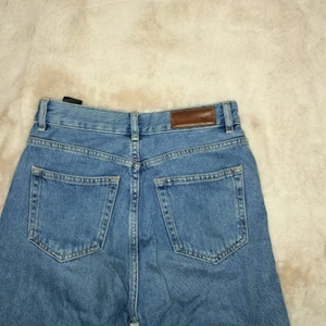 Jeans - Säljer ett par jeans i storlek XS ifrån bikbok. En mörk blå färg. Används inte eftersom dom är för små. Sälj för 250 kr inklusive frakt. 