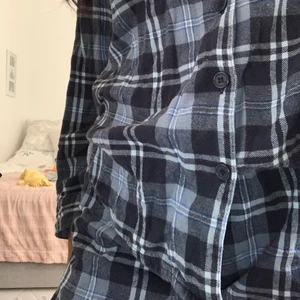 Pyjamas set rutigt  - Pyjamas-ser rutigt byxor och tröja. Pris separat 50 kr. Tillsammans 80 kr. Mycket bra skick. 