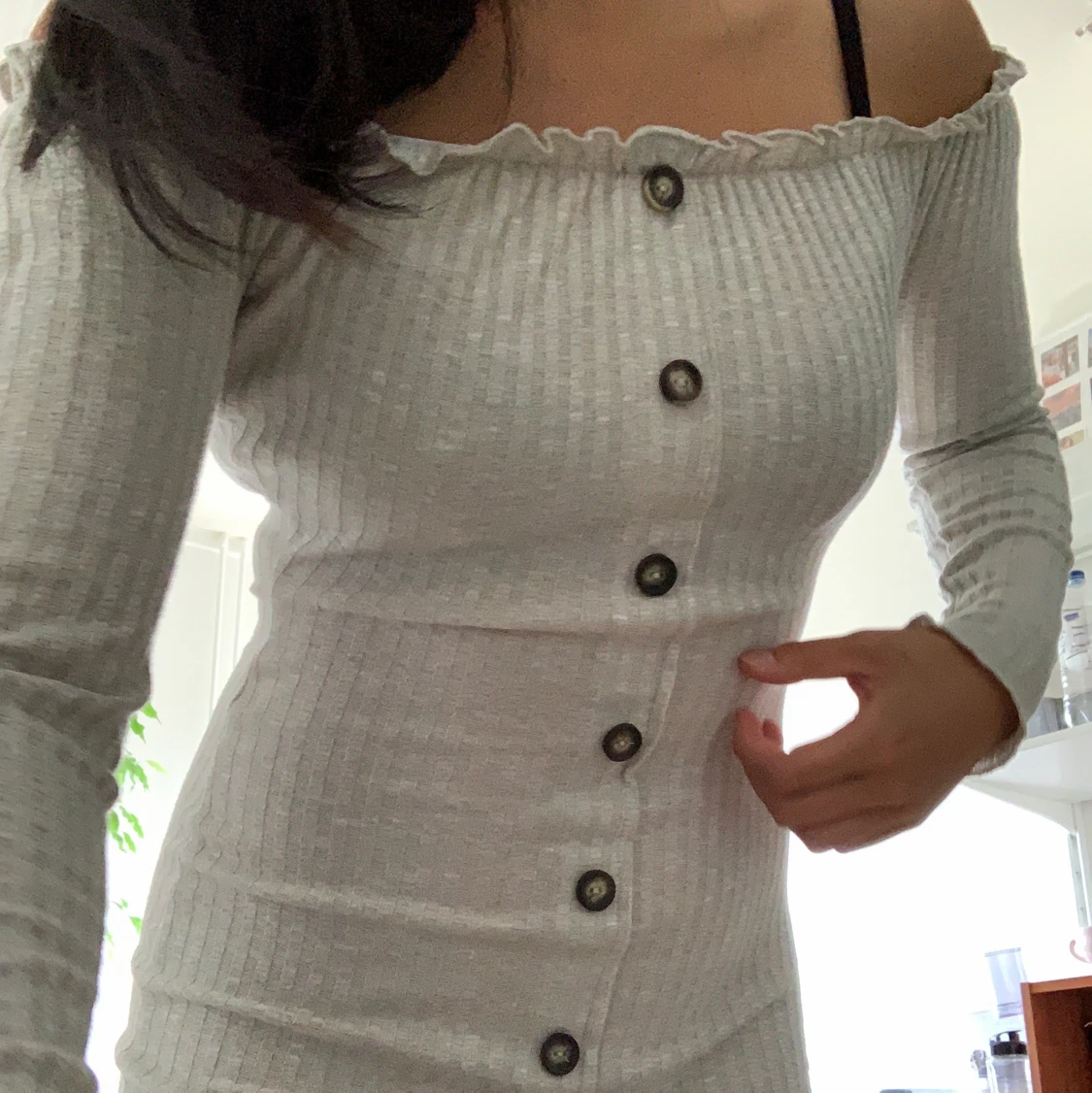 Nelly grå off shoulder klänning 