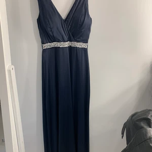 Klänning stl- S - Klänningen är aldrig använd bara testad. Den har diamanter/paletter runt midjan därfram samt V ringning både fram och bak. Den har vaddering vid brösten men dem går att ta ut💙💙