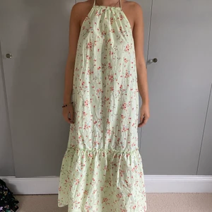 SOMMARKLÄNNING - En helt magisk sommarklänning från ZARA. Helt oanvänd och med prislappen kvar!