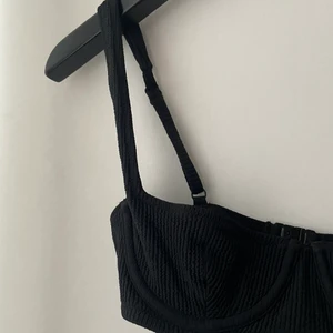 Svart bikini - En svart bikinitop ifrån Ginatricot i strl S. Helt oanvänd(prislapp sitter på), då den var för liten för mig!💞