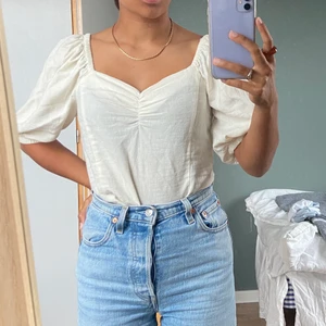 Gullig linneblus  - Såååå gullig vit blus i linne!! Jättefint skick🌷🌷🌷