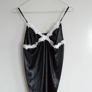 Slipdress  - Slip-dress i siden. Lite genomskinlig men jättefin med något under. Säljer för bli aldrig använd, men älskar den verkligen. 🥰 Köpt via Plick så vet inte märket