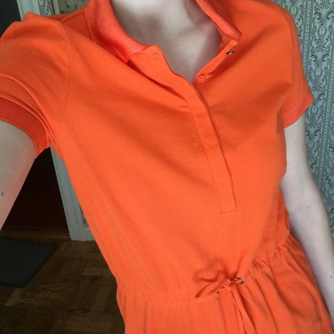 Orange piké-klänning