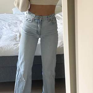 !!Säljer dessa jeans igen pga oseriös köpte i förra annonsen!! Jättefina populära jeans från Zara. Full length. Jag är 167cm