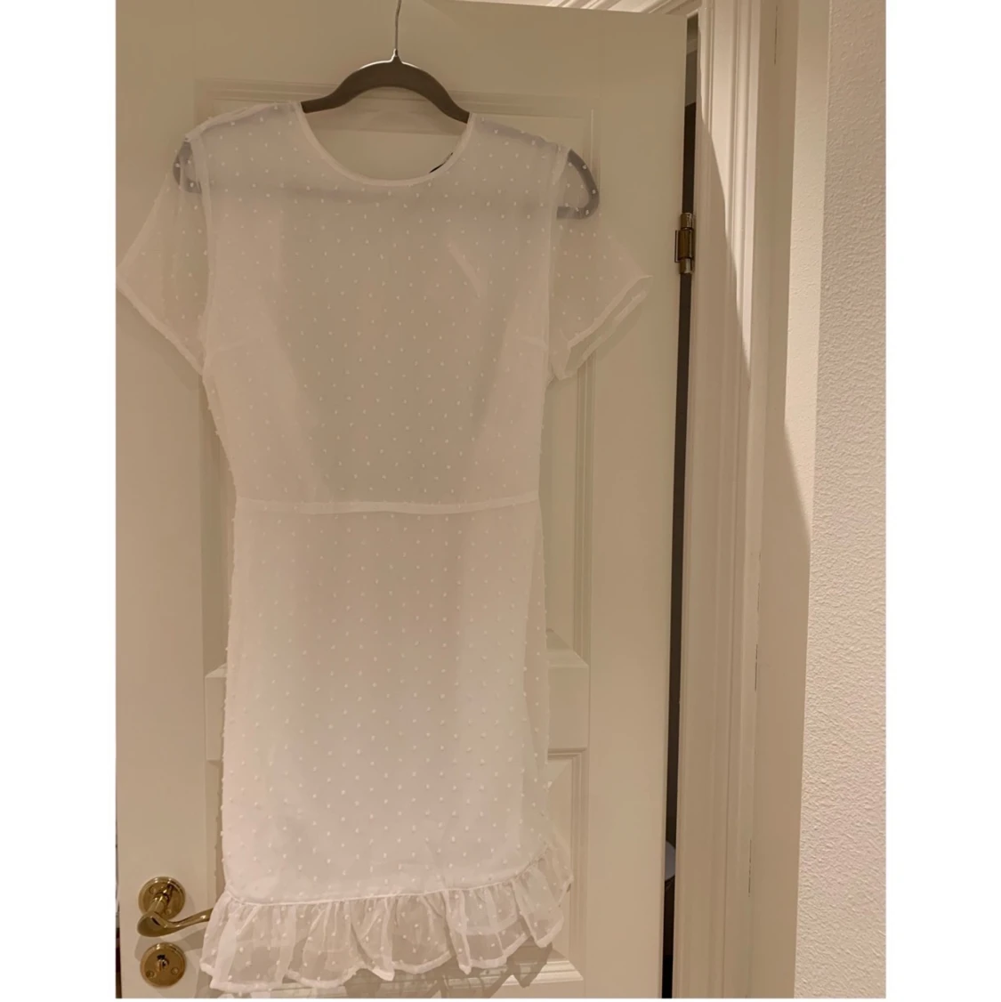 Vit klänning med öppen rygg