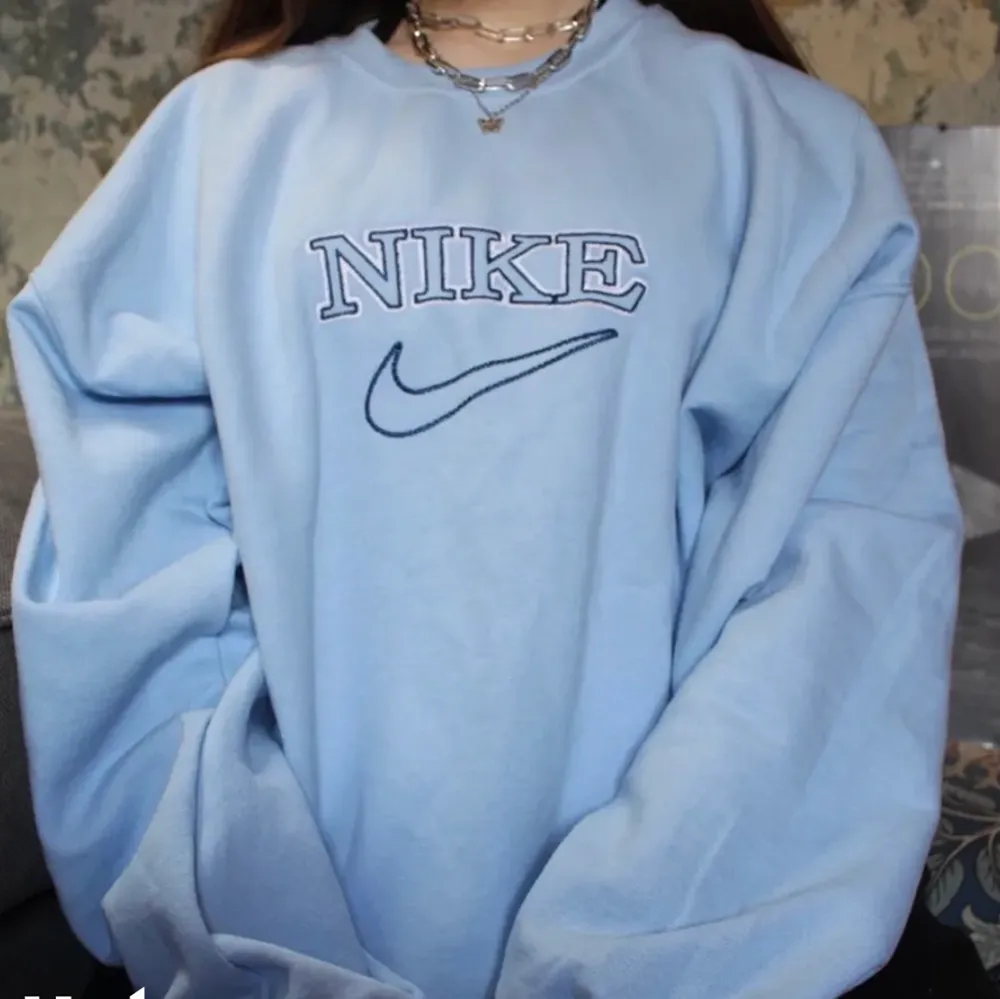 SÖKER!! Söker denna Nike sweatshirt för billigt pris, vill att den ska vara i M eller S🤍 Hör av er om ni vill sälja den💕. Tröjor & Koftor.