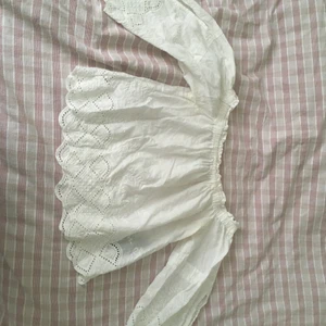 Off-shoulder topp  - Jättegullig off-shoulder topp i storlek xs! Den har massa små söta broderier på sig! Passar till mycket! Den har även som en liten slits i armen vilket är såååå fint! Tyvärr lite för litet gör mig. Köparen står för frakt ❤️