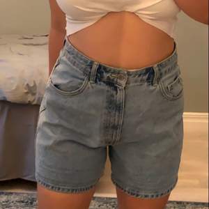 Långa ljusa jeansshorts. Lite större passform och ger en oversize look✌️ Kan mötas upp i sthlm. Hör av dig om du är intresserad🥰🥰