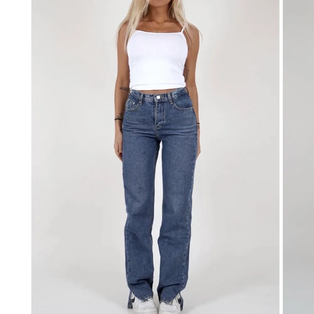 Säljer mina blåa venderbys jeans. Använda endast ett par gånger. Säljer även samma model fast i grå. Köparen står för frakten.  Kontakta mig vid frågor eller om du är intresserad.💙. Jeans & Byxor.