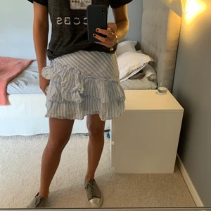 Volang kjol från hm - Säljer denna kjol som jag köpte förra sommaren från hm🥰 Storlek S