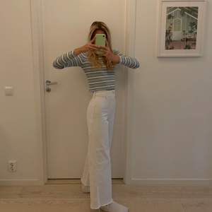 Vita Jeans från Zara i st 34. Nästan aldrig använda därav i nyskick. Jag är 170 cm och de går över anklarna på mig och passar perfekt i midjan💙💙 
