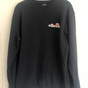 Ellese sweatshirt - Mörkblå/marinblå ellesse sweatshirt, knappt använd 