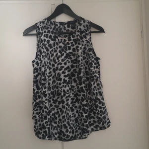 Topp - Tippi vit leopard med volanger framtill. 