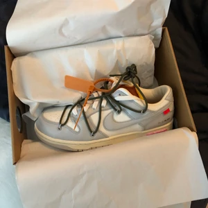 Nike dunk low X off white ”the 50” - Säljer ett par dunks X OF LOT 22 i storlek us10/eu44