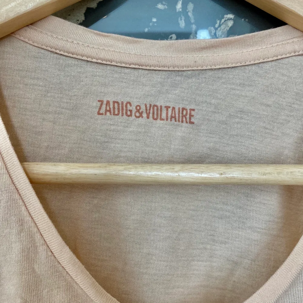 Plagget är från Zadig Voltaire och har bara använts några gånger. Den är i bra skick. T-shirts.