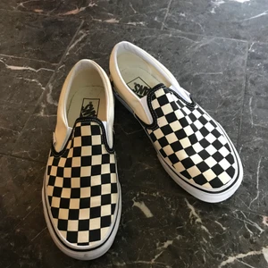 Oänvända Slip-on VANS - Helt oanvända eftersom de var för små för mig, endast testade inomhus. Säljer direkt vid snabb affär.