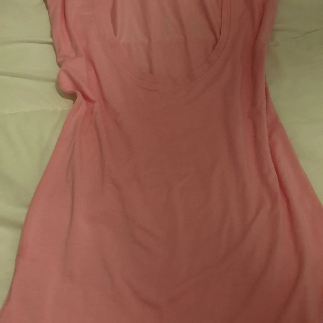 KLÄNNIG MED ÖPPEN RYGG