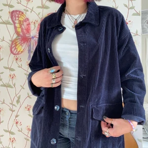 PERFEKT höstjacka - En underbar mörkblå jacka i manchester tyg💞 lagom oversize så att det passar med en tjocktröja under utan att det blir för bökigt. i bra kvalitet och lätt att styla💞 kan skicka fler bilder ifall du vill 💞