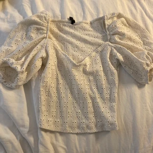 TOPP - Rensar ut och vill bli av med allt! Kika gärna in fler toppar och grejer. Vid köp av fler saker blir priset billigare! 