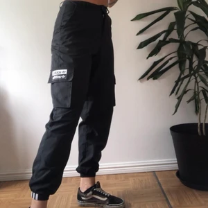 Adidas cargo byxor - Svarta adidas cargo byxor, använd ett fåtal gånger så byxorna är i fint skick☺️ priset ingår i frakten🌱