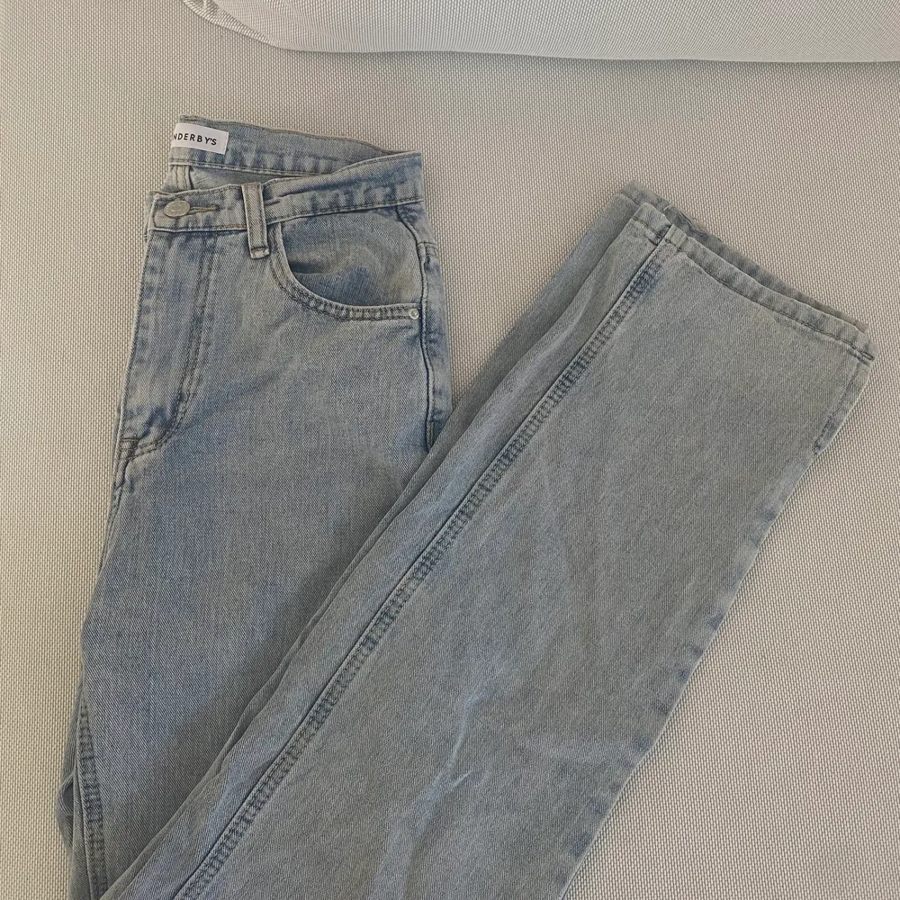 Lexi jeans heter modellen! Helt oanvända då dem tyvärr inte passar mig! Jeansen har slits nedtill. Slutsålda på hemsidan! Köpta för 630 kr. Köparen står för eventuell frakt. Något ljusare än på bilden! . Jeans & Byxor.