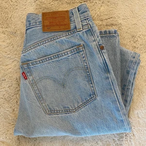 Levis jeans - Dom perfekta lågmidjade jeansen med snyggaste färgen. Nyskick! Har sytt in midjan så den blev mindre för dom var för stora i midjan för mig. Men har inte använd som någonting...