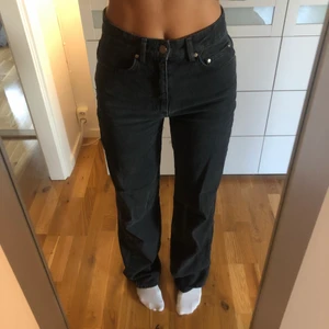 Stradivarius jeans strl 36 - Ett par svarta jeans i grå tvätt från märket Stradivarius i storlek 36. Superfin passform och långa i benen vilket är toppen för oss med lite längre ben! Säljer pga flytt.💗💗 Köparen står för frakt!