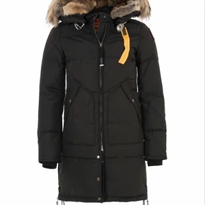 Parajumper Long Bearjacka i nyskick - Parajumper Long Bearjacka i nyskick. Säljer den för 5500kr, men priset kan diskuteras vid snabb affär. Varm och skön jacka!