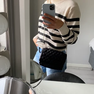 väska från hm - Slutsåld ”virkad” väska från H&m!! Helt ny och aldrig använd🖤🖤 frakt tillkommer