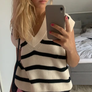 Så så så snygg väst🤍🖤 - Säljer min favo väst/topp från Zara, nästan aldrig använd och i super skick!🤍