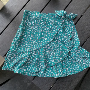 Söt kjol - säljer denna oanvända kjolen som är så himla fin!! Har tyvärr inte kommit till användning då jag beställde fel strl