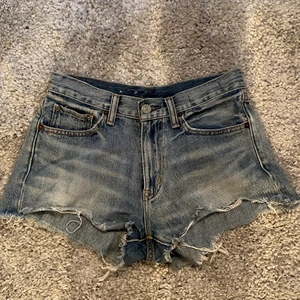 Ralph lauren shorts - Ett par jättefina lågmidjade Ralph lauren short som är köpta second hand! De är tycärr för små för mig. Lappen i de är bortklippt så vet tyvärr inte storlek men skulle säga 32,34 och om man vill ha de lite kortare där bak så funkar nog 36 också!! Frakt betalas av köpare 