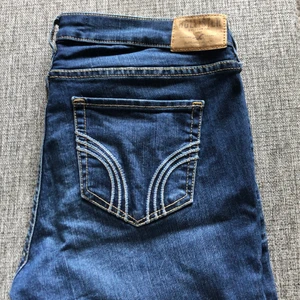 Jeans från Hollister. - Blåa jeans från Hollister. Storlek 28/31. Välanvända men i fint skick. Mellan hög midja. Katt finns i hemmet.