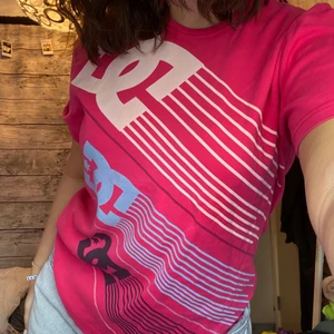 T-shirt  - Rosa snygg T-shirt som inte används längre, fint skick. För mer information skriv ett meddelande <3