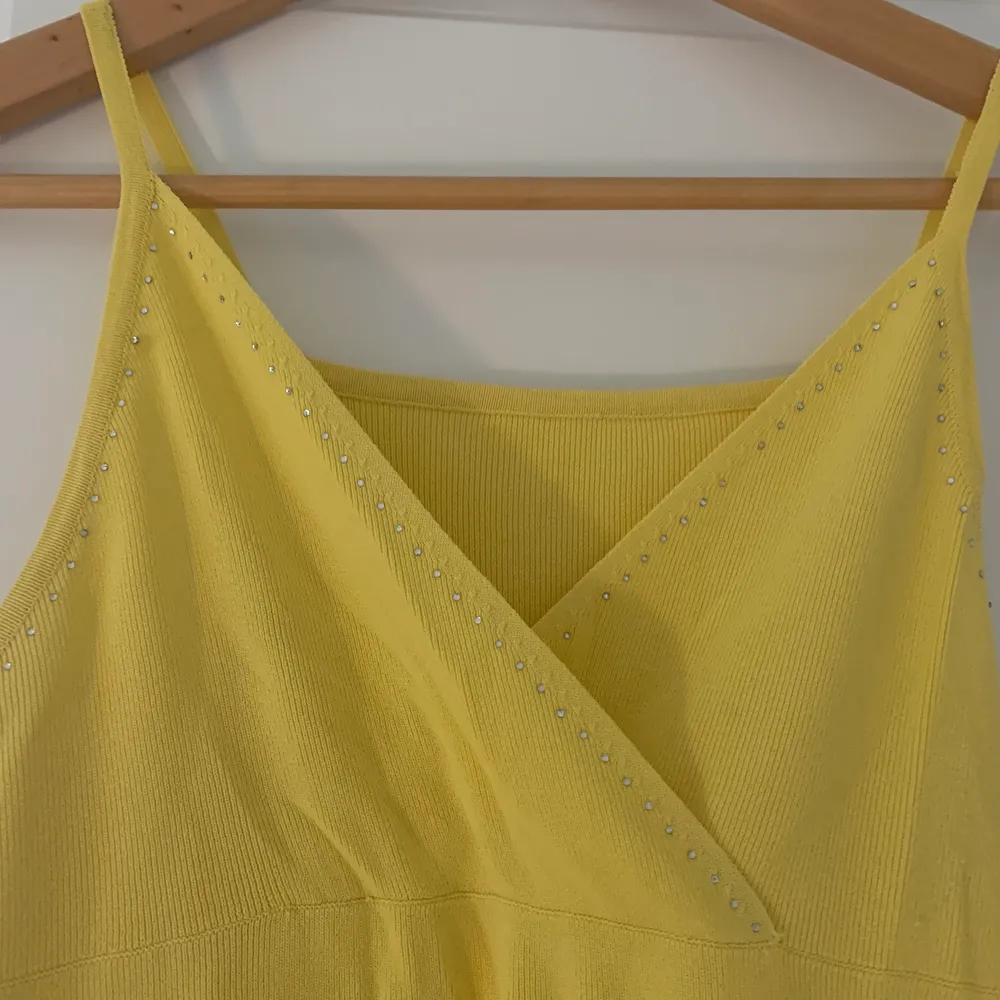 Superfint gult linne med små stenar, står ingen storlek men typ S ganska stretchigt så passar nog större och mindre❤️‍🔥köparen står för frakt👨‍🦯 . Toppar.
