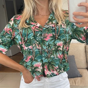 ”hawaii” skjorta  - en riktigt snygg ”hawaii” skjorta som jag verkligen ÄLSKAR men aldrig får användning för🤍  storlek: S  kan mötas upp i Falkenberg eller skicka mot 66kr i fraktkostnad🚚
