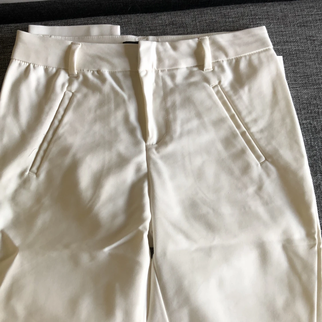 Crémevita kostymbyxor från Vero Moda. - 91