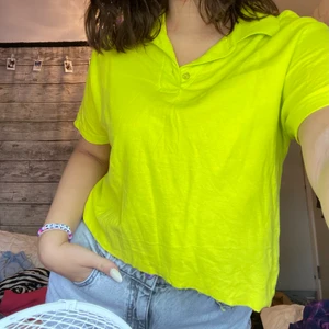 Tröja - Fin croppad tröja knappt använd. För mer information skriv ett meddelande <3 