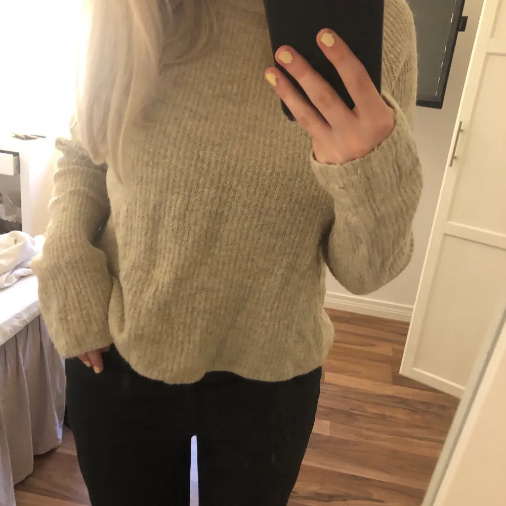 Snygg beige tröja (färgen syns bäst på bild 3). Från Veromoda. Väldigt fint skick. 130 kr + frakt (66kr).😍😍. Stickat.