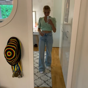 Wide leg jeans - Supersnygga wide leg jeans från lager 157. De är i toppenbra skick då jag endast använt de några få gånger. Säljer pga inte riktigt min stil. Storlek XXS, nypris 300kr. Jag säljer för 100kr, frakt tillkommer. ❣️