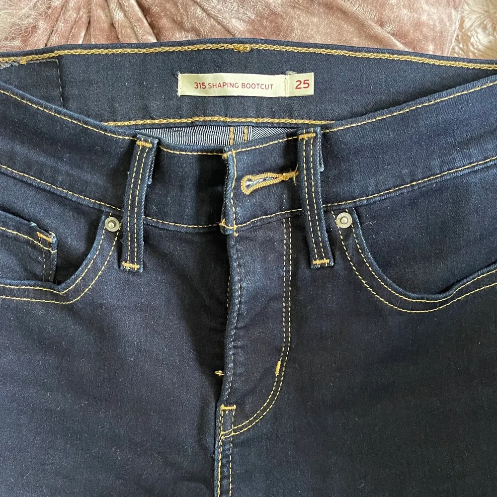 Levi’s jeans 315 shaping bootcut som tyvärr inte kommer till användning💓. Jeans & Byxor.
