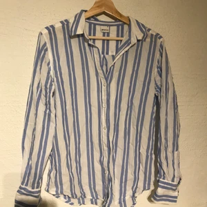 Blå/Vit skjorta - Blå/vit randig skjorta Gina Tricot  Stl 36