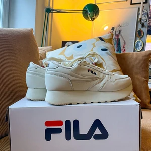 Fila sneakers - Sneakers från Fila. Modellen heter Orbit Zeppa L WMN. Storlek 36. Använda en gång. Lådan kommer med. Kan hämtas i Bromma i stockholm eller fraktats mot att köparen betalar frakten 