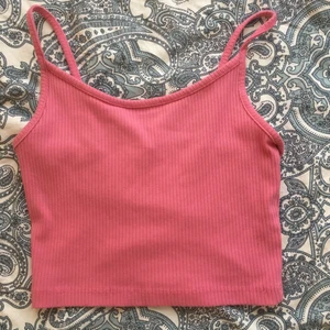 Topp - En topp från new yorker, i färgen hot pink. Den är i storlek XXS, men känns som xs.