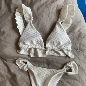Gullig vit bikini - Super gullig vit bikini köpt från Shein innan sommaren men den kom aldrig till användning därför säljer jag nu den💚 den är super skön och i storlek S men skulle säga att den även passar XS! 100kr och frakten ingår. Säljer direkt så inga bud!! Checka gärna in min profil också då jag säljer massvis med snygga billiga kläder just nu som jag vill bli av med!!!💚💚