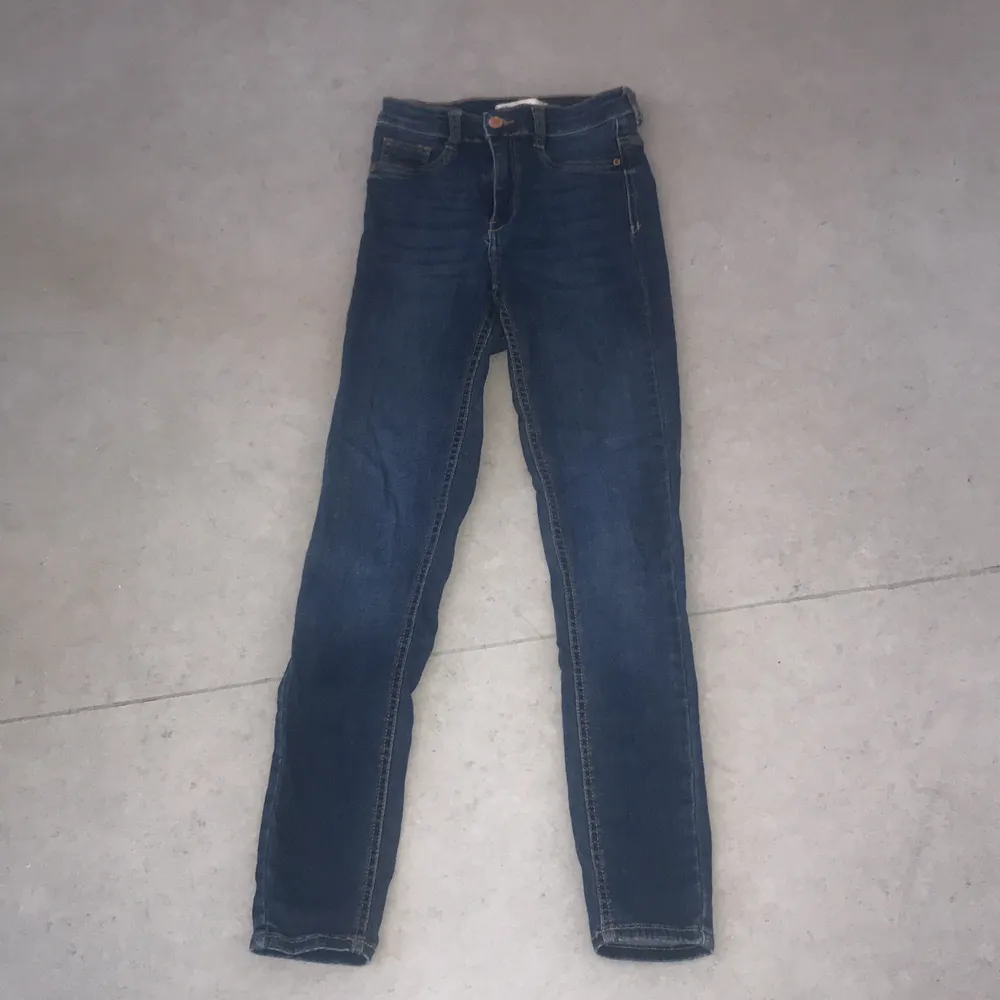 Modellen på jeans (Molly) storlek small. Jeans & Byxor.